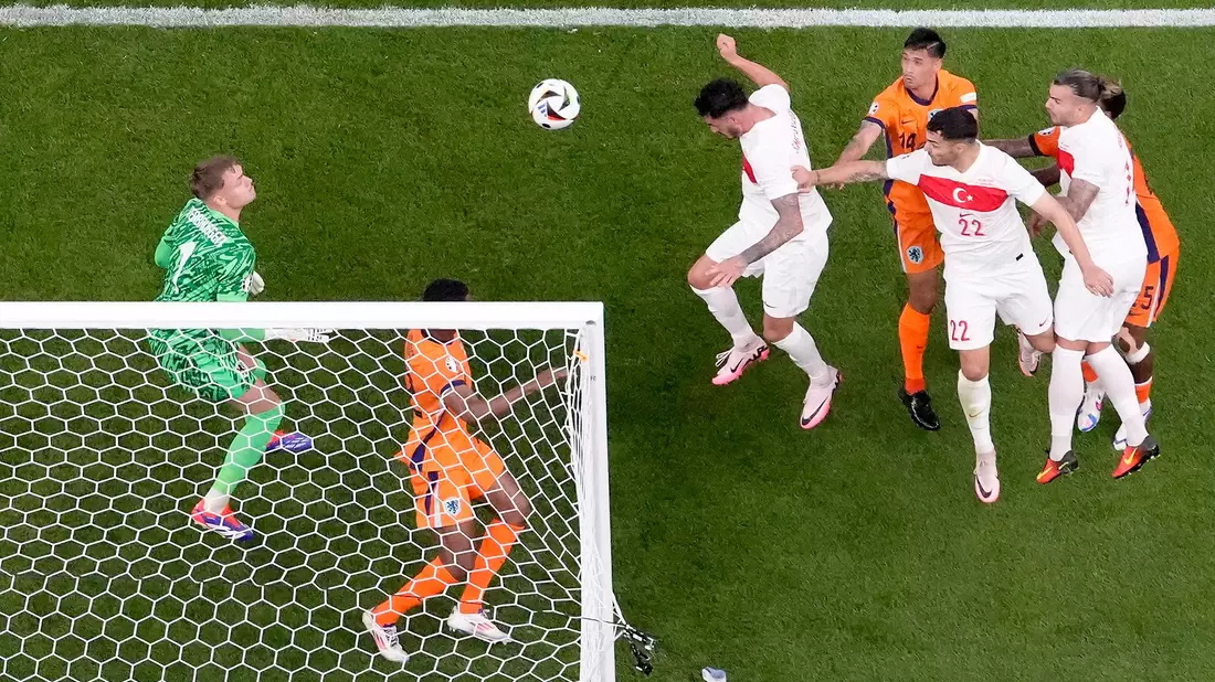 Samet Akaydin (3vl) sorgte per Kopfball zunächst für die Führung der Türkei. - Bild: Markus Schreiber/AP/dpa