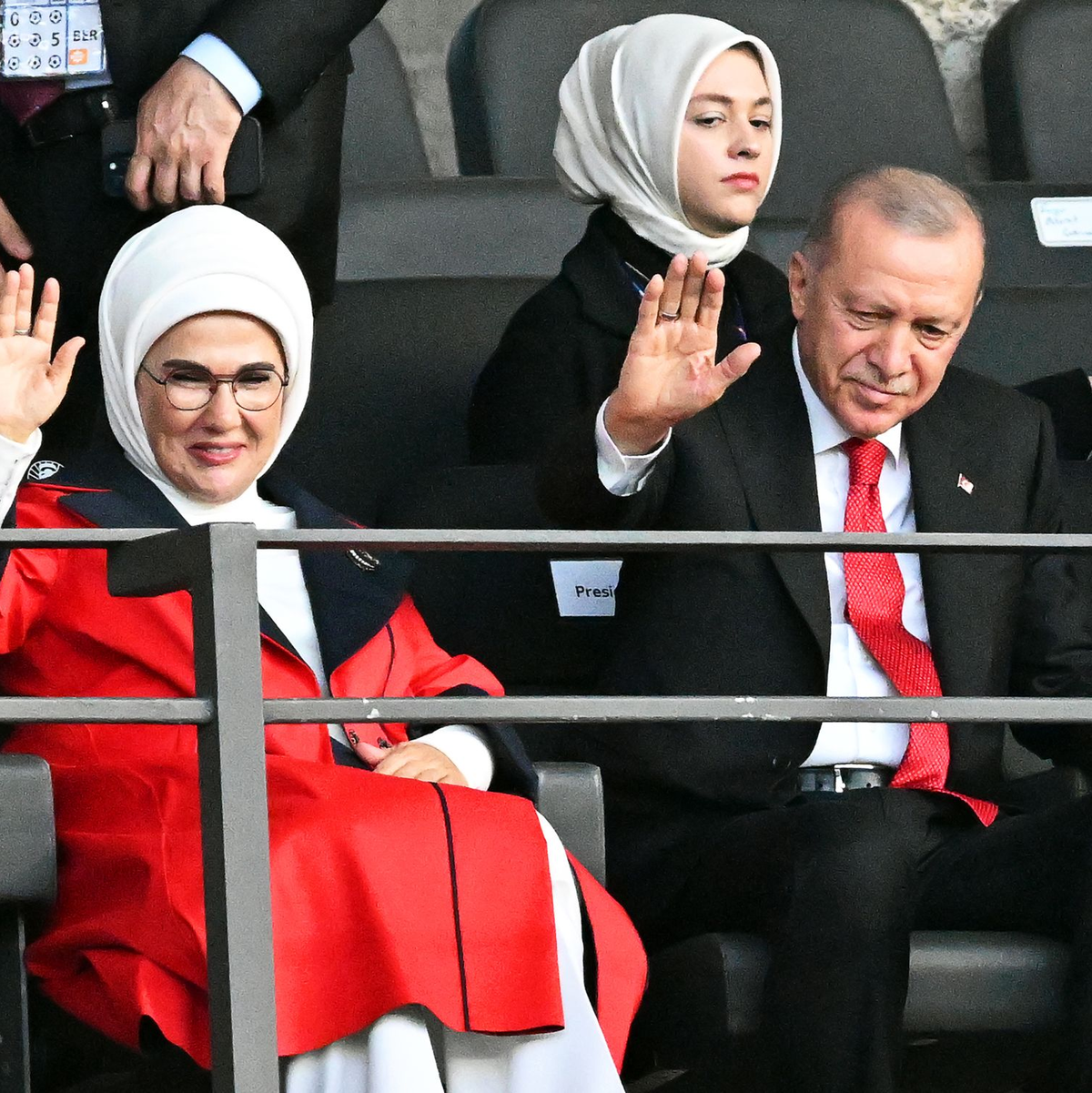 Recep Tayyip Erdogan (r), Präsident der Türkei, und seine Frau Emine Erdogan (l) winken vor dem Spiel auf der Tribüne. - Foto: Sören Stache/dpa