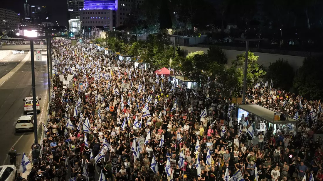 Israelis in Tel Aviv demonstrieren für ein Geisel-Abkommen.  - Bild: Maya Alleruzzo/AP