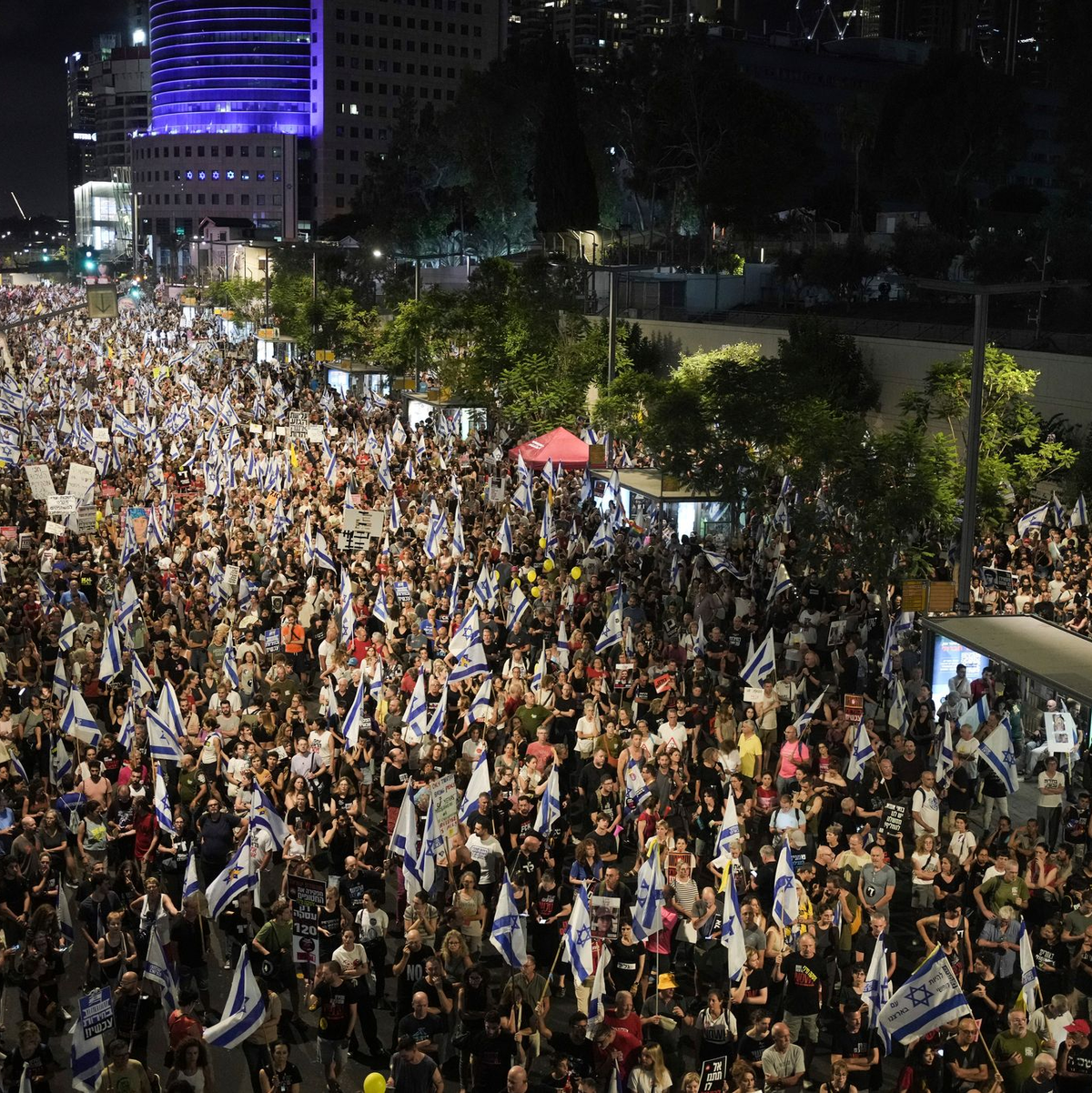 Israelis in Tel Aviv demonstrieren für ein Geisel-Abkommen.  - Foto: Maya Alleruzzo/AP