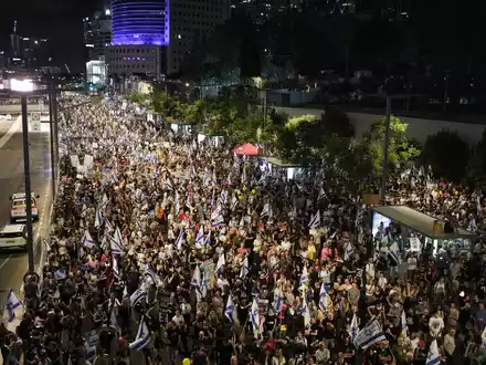 Israelis in Tel Aviv demonstrieren für ein Geisel-Abkommen.  - Foto: Maya Alleruzzo/AP