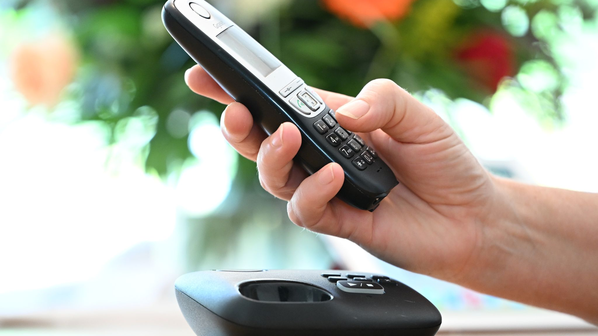 Das Festnetz bleibt einer Umfrage zufolge vor allem für ältere Menschen wichtig. (Symbolbild) - Foto: Bernd Weissbrod/dpa