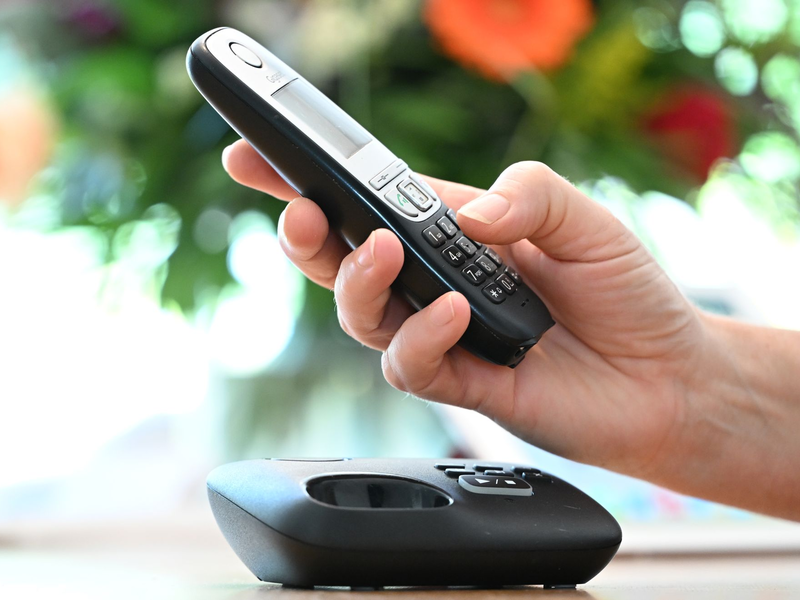 Das Festnetz bleibt einer Umfrage zufolge vor allem für ältere Menschen wichtig. (Symbolbild) - Foto: Bernd Weissbrod/dpa