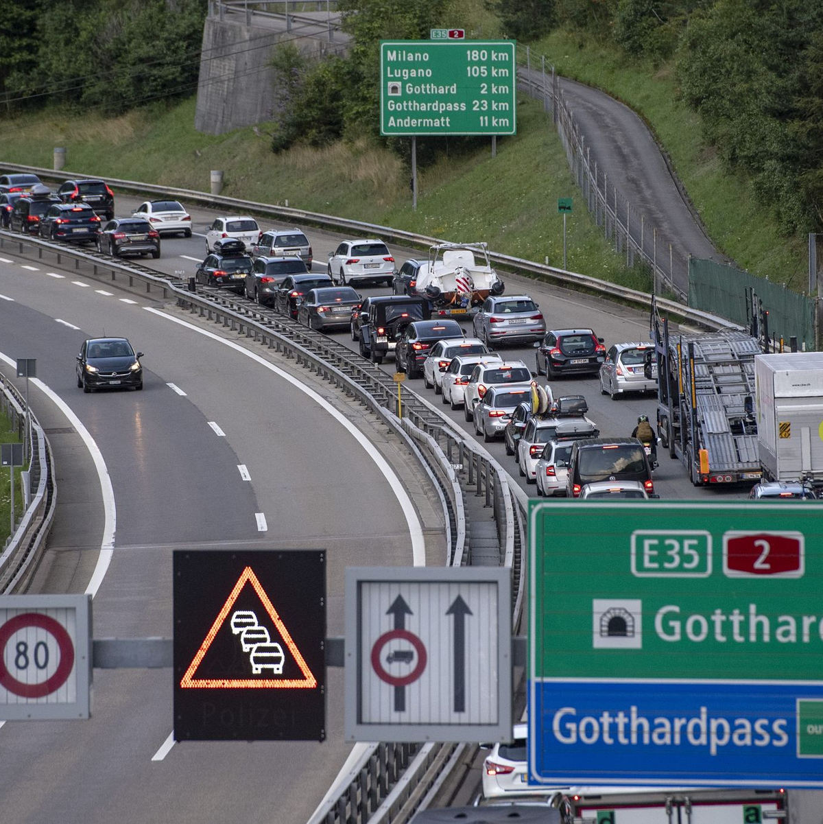 An Wochenende und zu Ferienbeginne staut sich der Verkehr vor dem Gotthardtunnel immer (Archivbild) - Foto: Urs Flueeler/KEYSTONE/dpa