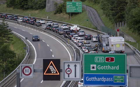 An Wochenende und zu Ferienbeginne staut sich der Verkehr vor dem Gotthardtunnel immer (Archivbild) - Foto: Urs Flueeler/KEYSTONE/dpa An Wochenende und zu Ferienbeginne staut sich der Verkehr vor dem Gotthardtunnel immer (Archivbild) - Foto: Urs Flueeler/KEYSTONE/dpa