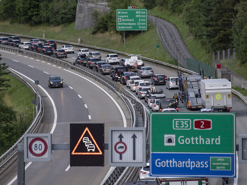 An Wochenende und zu Ferienbeginne staut sich der Verkehr vor dem Gotthardtunnel immer (Archivbild) - Foto: Urs Flueeler/KEYSTONE/dpa