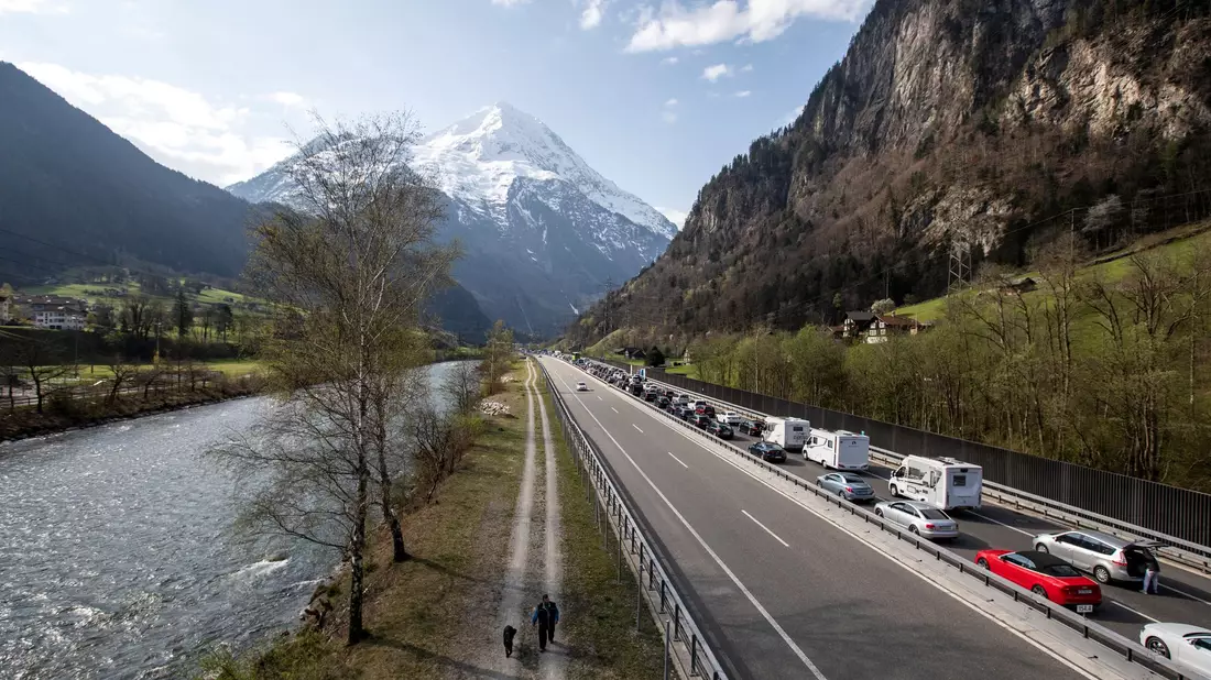 Berge und Urlub vor Augen müssen Autofahrer sich am Gotthardtunnel oft stundenlang gedulden (Archivbild) - Bild: Alexandra Wey/KEYSTONE/dpa