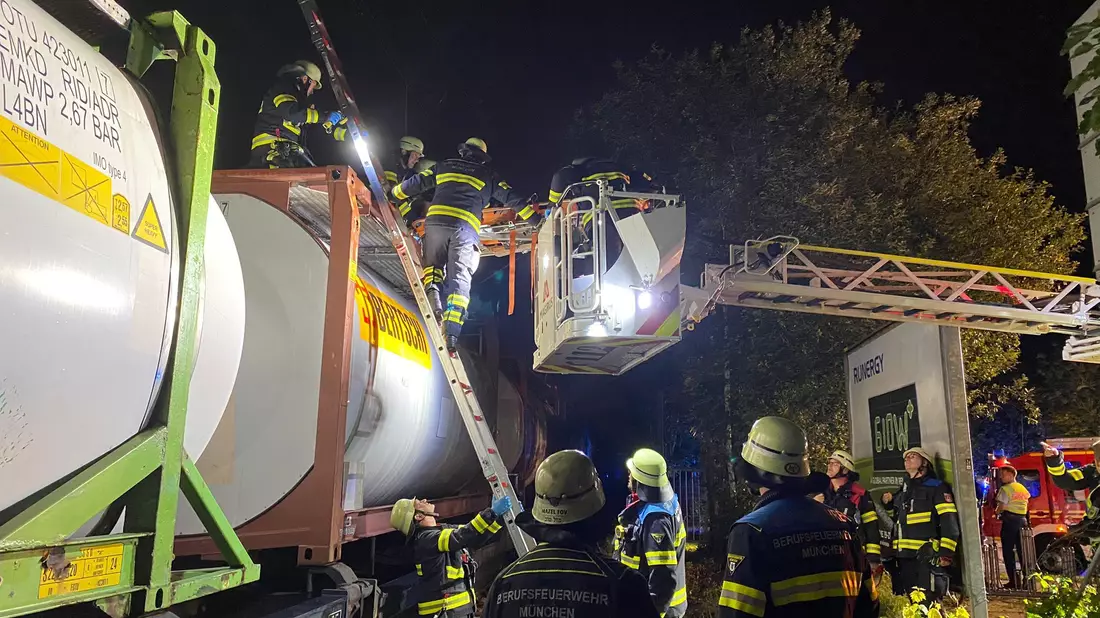 Erst nachdem der Strom abgestellt war, konnte die Feuerwehr mit der Rettung beginnen. - Bild: --/Bundespolizeidirektion München/dpa