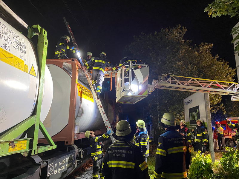 Erst nachdem der Strom abgestellt war, konnte die Feuerwehr mit der Rettung beginnen. - Foto: --/Bundespolizeidirektion München/dpa
