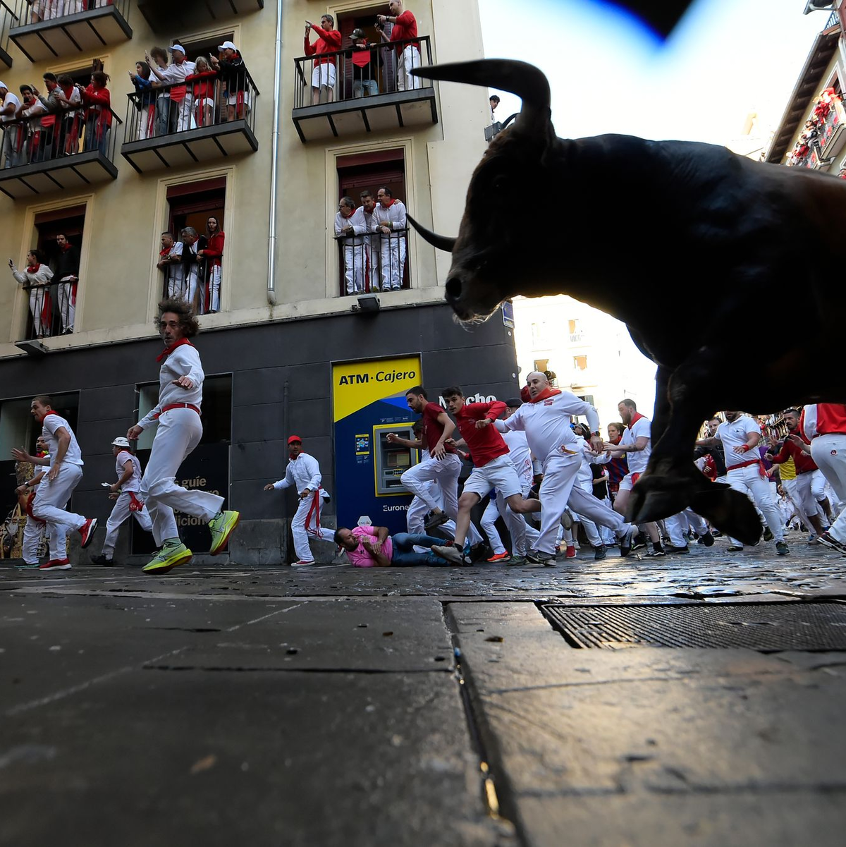 Beim Sanfermín-Fest «reitet» ein kleiner Junge bei einem Umzug mit. - Foto: Alvaro Barrientos/AP/dpa