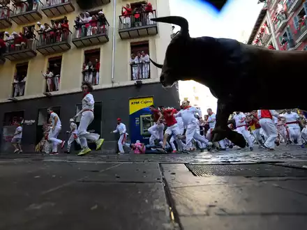 El Chupinazo heißt der Startschuss zum jährlichen Sanfermín-Fest in Pamplona. - Foto: Alvaro Barrientos/AP/dpa
