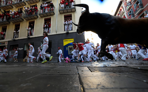 Beim Sanfermín-Fest «reitet» ein kleiner Junge bei einem Umzug mit. - Foto: Alvaro Barrientos/AP/dpa