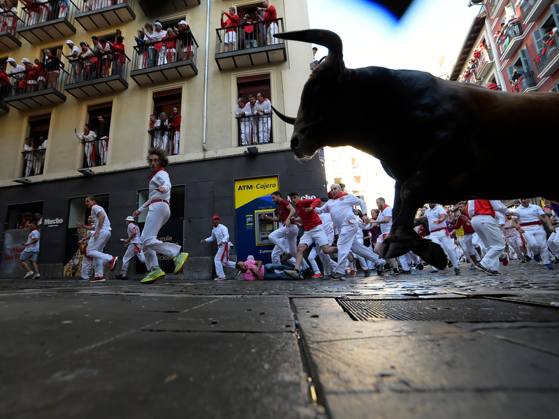 Ob man es mag oder nicht, beim SanfermĂn-Fest geht es um den Kampfstier und eine Einzigartigkeit: Man setzt sein Leben aufs Spiel, um das Leben des Tieres zu fordern, msytisch, wild, schön, schreibt die Zeitung La Vanguardia. - Foto: Alvaro Barrientos/AP/dpa