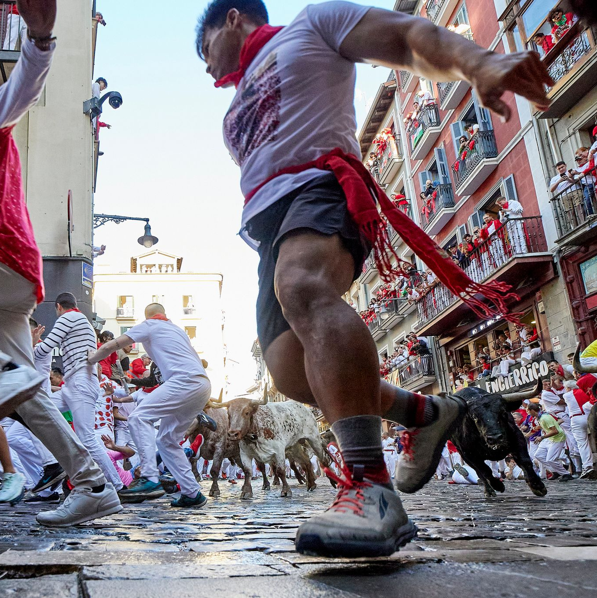 Sicherer ist es, der wilden Hatz vom Balkon aus zuzuschauen. - Foto: Ruben Albarran/ZUMA Press Wire/dpa
