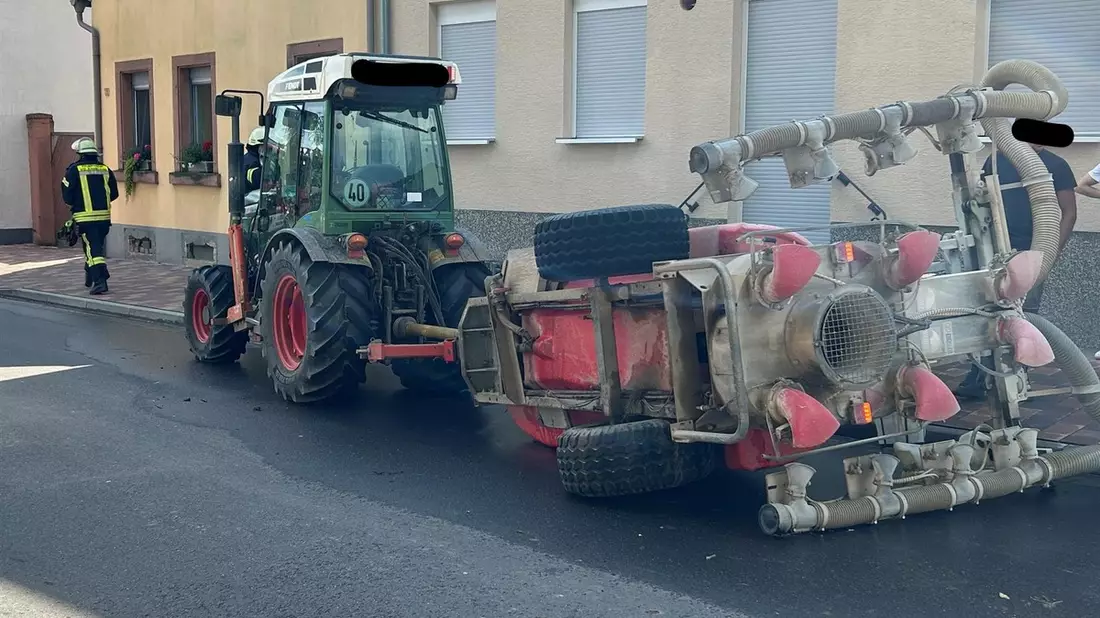 POL-PDLD: Umgekippter Anhänger - Bild: presseportal.de