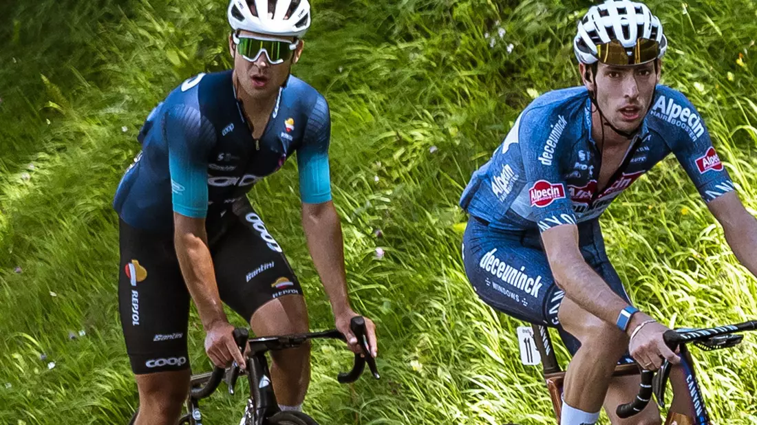 Nach dem Tod des Radprofis André Drege (l) bei der Österreich-Rundfahrt endet die letzte Etappe des Rennens mit einer Kondolenzfahrt. - Bild: Expa/Johann Groder/APA/dpa