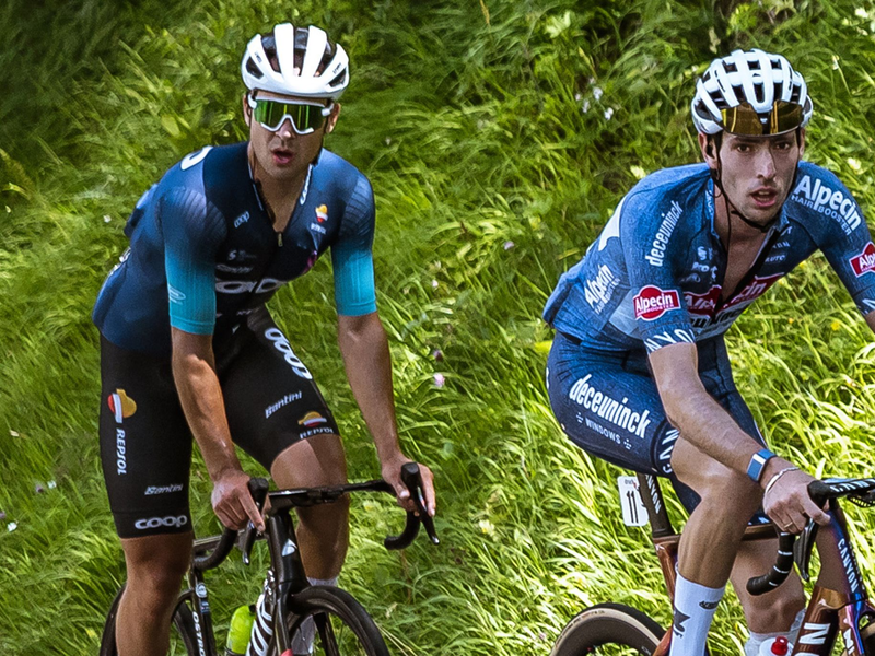 Nach dem Tod des Radprofis André Drege (l) bei der Österreich-Rundfahrt endet die letzte Etappe des Rennens mit einer Kondolenzfahrt. - Foto: Expa/Johann Groder/APA/dpa