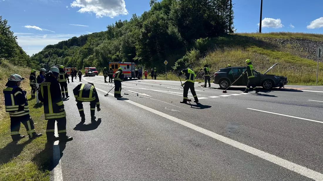 FW VG Westerburg: Verkehrsunfall im Kreuzungsbereich der L288 - 3 Personen und 1 Kind verletzt - Bild: presseportal.de