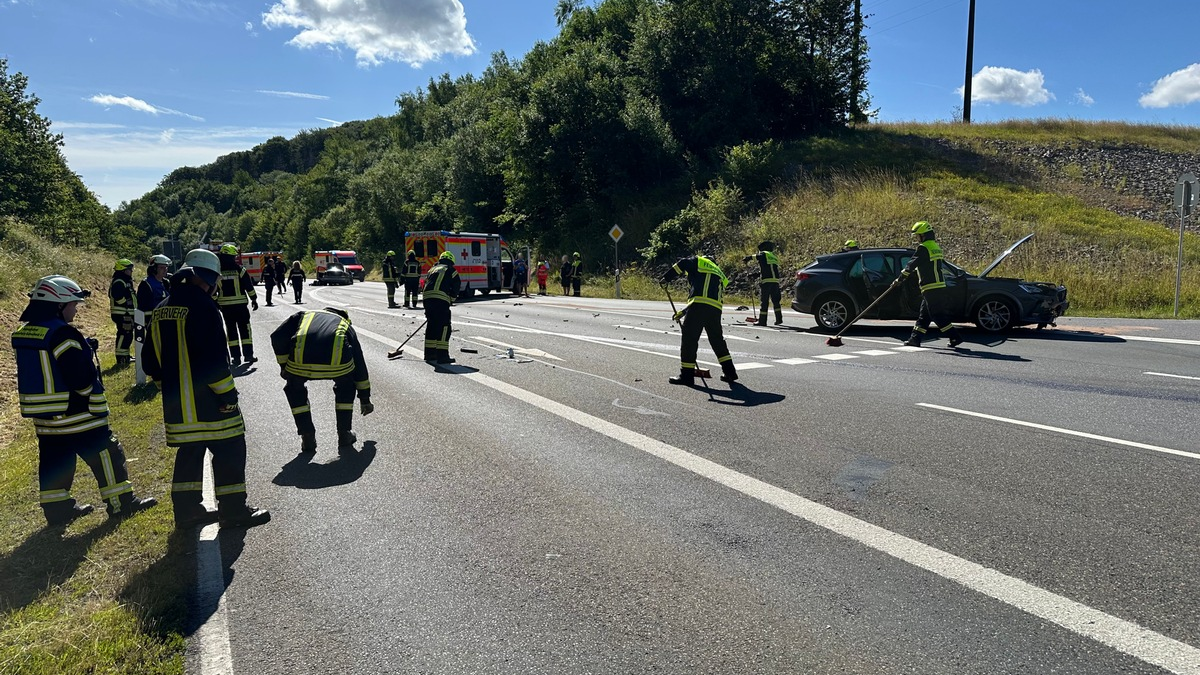FW VG Westerburg: Verkehrsunfall im Kreuzungsbereich der L288 - 3 Personen und 1 Kind verletzt - Foto: presseportal.de