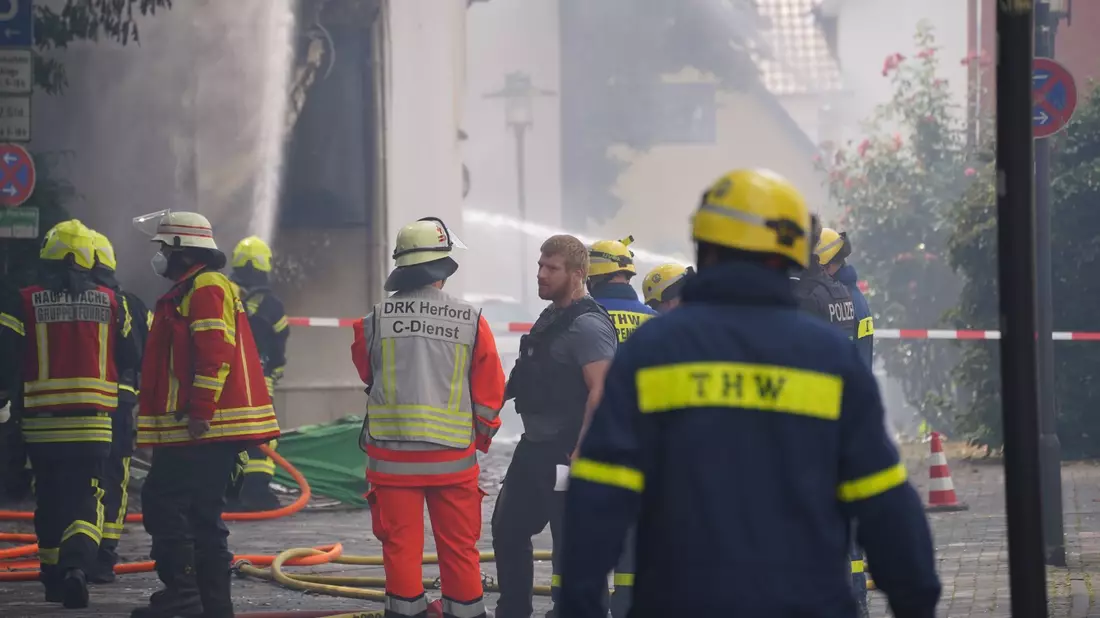 Nach einem Brand in einer Bar in Herford wird in alle Richtungen ermittelt. - Bild: Christian Müller/Westfalennews/dpa