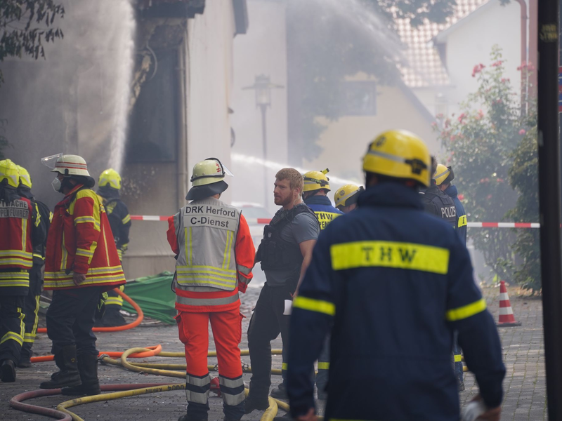 Nach einem Brand in einer Bar in Herford schließt die Polizei weder Brandstiftung noch einen technischen Defekt aus - Foto: Christian Müller/Westfalennews/dpa