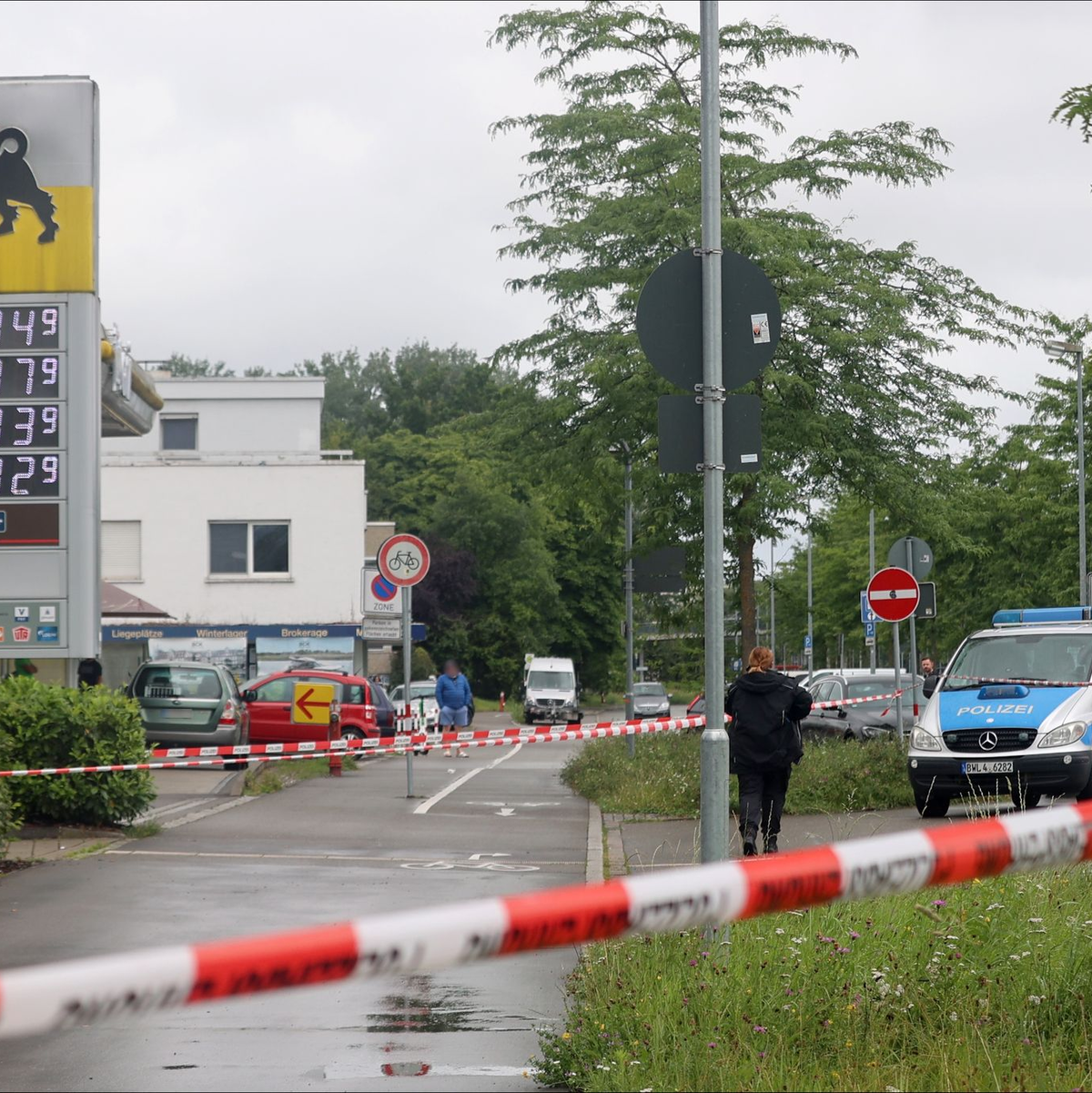 An einer Konstanzer Tankstelle ist mehrmals geschossen worden. Ein Mann wurde getroffen und schwer verletzt. - Foto: David Pichler/tnn/dpa