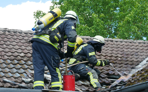 FW Celle: Feuer im Dachbereich in Westercelle - eine verletzte Person - Foto: presseportal.de