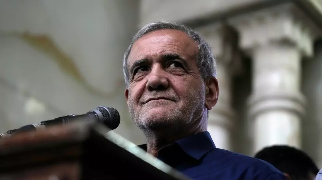 Massud Peseschkian versprach im Wahlkampf Veränderung. Viele Iranerinnen und Iran zweifeln, dass der von ihm ausgehen kann. (Archivbild) - Bild: Vahid Salemi/AP
