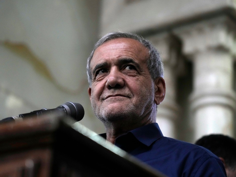 Massud Peseschkian versprach im Wahlkampf Veränderung. Viele Iranerinnen und Iran zweifeln, dass der von ihm ausgehen kann. (Archivbild) - Foto: Vahid Salemi/AP