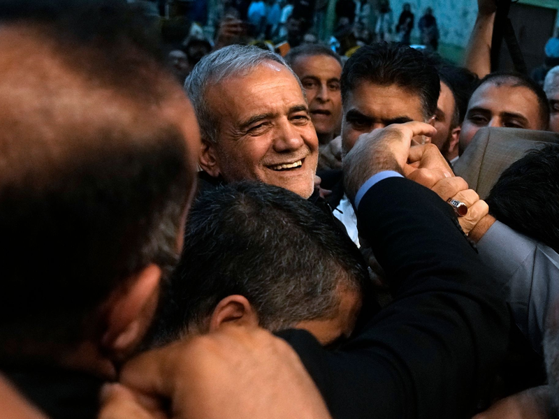 Der neugewählte iranische Präsident Massud Peseschkian versichert, dass die Verteidigungsdoktrin des Irans keine Atomwaffen vorsieht.. (Archivbild) - Foto: Vahid Salemi/AP