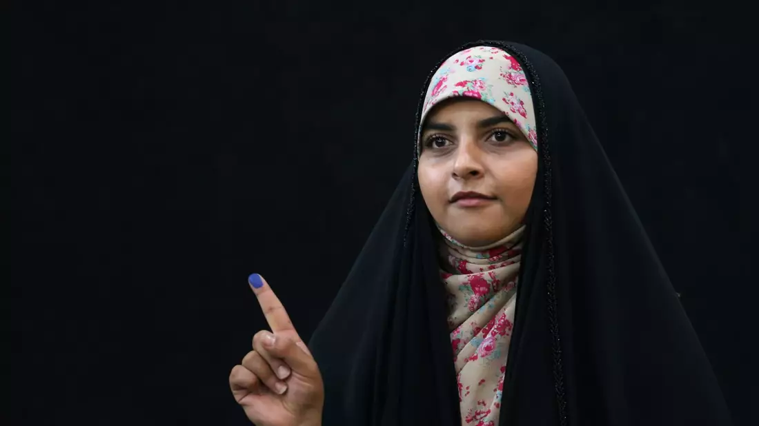 Viele Iraner und Iranerinnen sind erst gar nicht zur Wahl gegangen. Die Beteiligung lag in der zweiten Runde bei knapp 50 Prozent. (Archivbild) - Bild: Rouzbeh Fouladi/AP/dpa