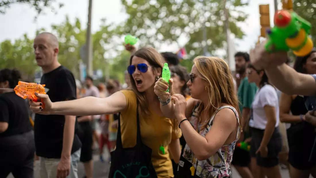 Touristen und alle, die dafür gehalten wurden, bekamen gratis und ungebeten eine kleine Abkühlung.  - Bild: Lorena Sopêna/EUROPA PRESS/dpa