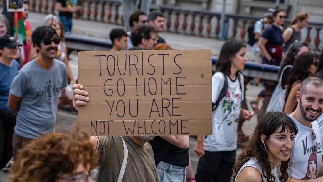 Am Sonntag ist wieder eine Demonstration gegen die Auswüchse des Massentourismus auf Mallorca geplant. - Bild: Paco Freire/SOPA Images via ZUMA Press Wire/dpa