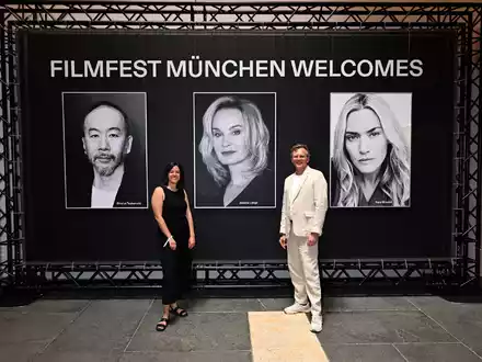 Schauspieler Robert Stadlober steht mit seinem Publikumspreis für den Film «Führer und Verführer» neben der Regisseurin Yasemin Samdereli, die für den Film «Samia» bei der Preisverleihung im Rahmen des Filmfest München ausgezeichnet wurde. - Foto: Felix Hörhager/dpa