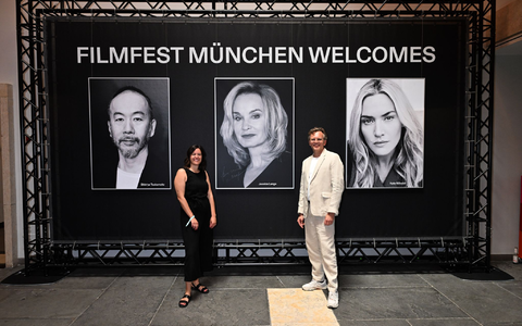 Schauspieler Robert Stadlober steht mit seinem Publikumspreis für den Film «Führer und Verführer» neben der Regisseurin Yasemin Samdereli, die für den Film «Samia» bei der Preisverleihung im Rahmen des Filmfest München ausgezeichnet wurde. - Foto: Felix Hörhager/dpa