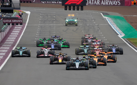 Lewis Hamilton ist beim Grand Prix in Großbritannien zum Sieg gefahren. - Foto: Luca Bruno/AP/dpa