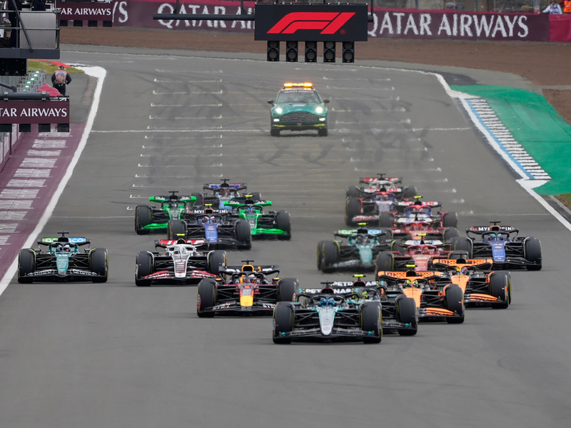 Lewis Hamilton ist beim Grand Prix in Großbritannien zum Sieg gefahren. - Foto: Luca Bruno/AP/dpa