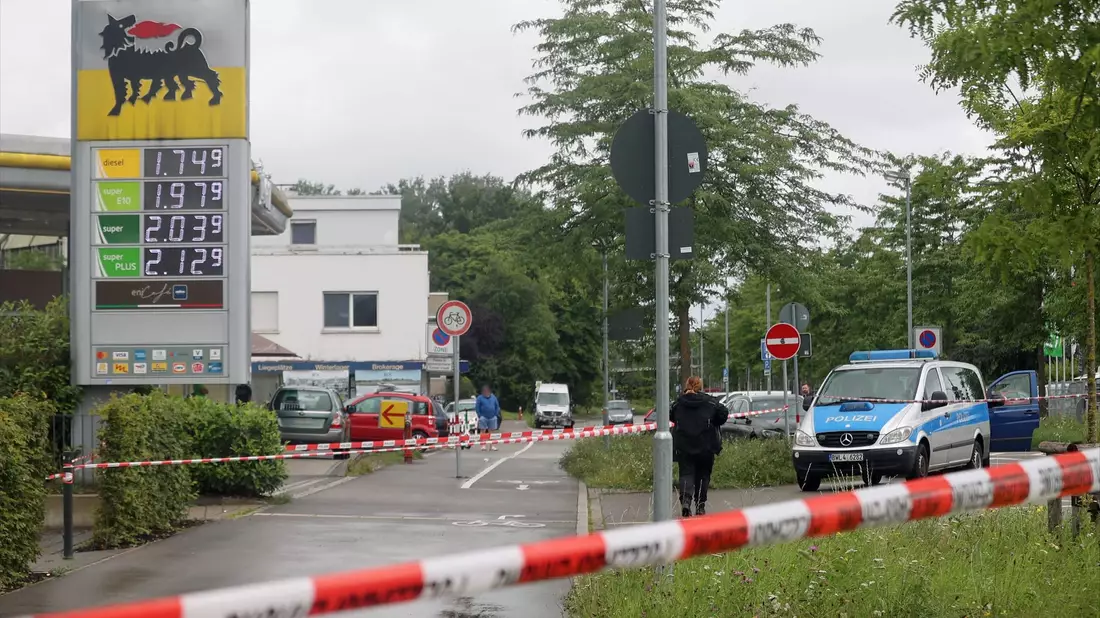 An einer Konstanzer Tankstelle ist mehrmals geschossen worden. Ein Mann wurde getroffen und schwer verletzt. - Bild: Florian Förster/Südwestdeutsches Mediennetzwerk/dpa