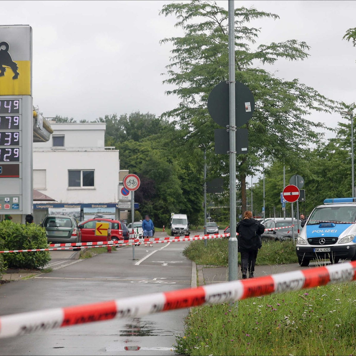 An einer Konstanzer Tankstelle ist mehrmals geschossen worden. Ein Mann wurde getroffen und schwer verletzt. - Foto: Florian Förster/Südwestdeutsches Mediennetzwerk/dpa