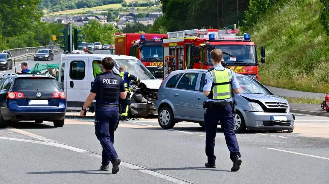 FF Olsberg: Verkehrsunfall mit 3 Verletzten am Autobahnzubringer Olsberg - Bild: presseportal.de