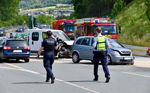 FF Olsberg: Verkehrsunfall mit 3 Verletzten am Autobahnzubringer Olsberg - Foto: presseportal.de