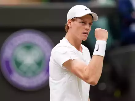 Steht im Viertelfinale von Wimbledon: Der Italiener Jannik Sinner. - Foto: Jordan Pettitt/PA Wire/dpa