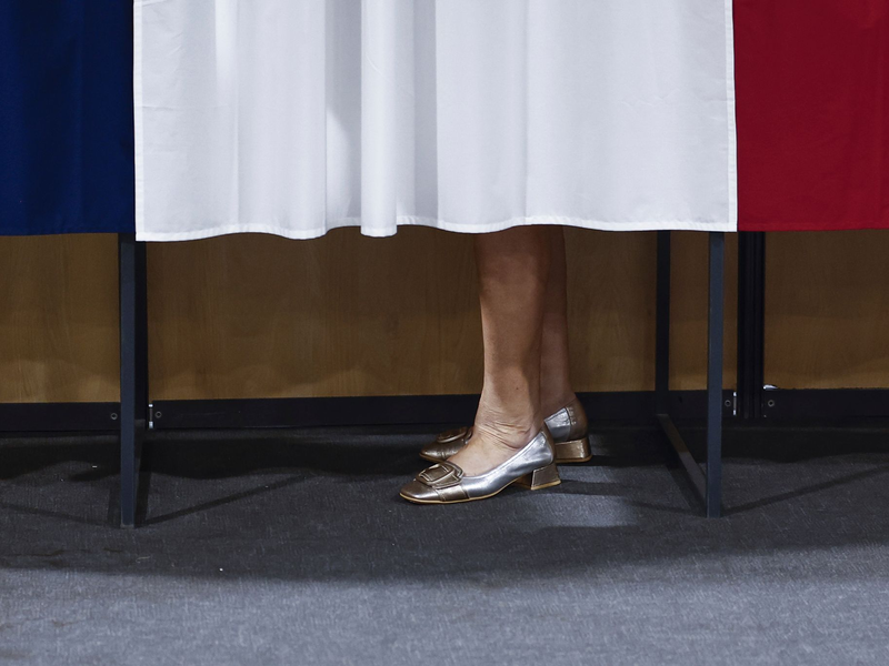 Präsident Macron spricht sich nach der Parlamentswahl für eine große Koalition aus (Archivbild). - Foto: Mohammed Badra/EPA POOL/AP/dpa