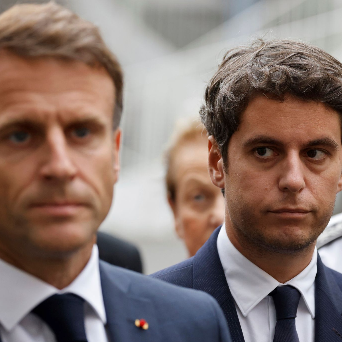 Gabriel Attal (r) zieht Konsequenzen: Am Montagmorgen will er seinen Rücktritt bei Staatschef Emmanuel Macron ein. (Archivbild) - Foto: Ludovic Marin/AP/dpa