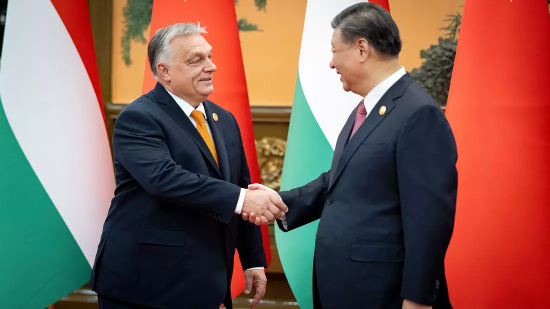 Ungarn hat als eines von sehr wenigen Ländern in der EU seit Jahren sehr gute Beziehungen nach China, was auf Brüsseler Seite oft kritisiert wird. (Archivbild) - Bild: Zoltan Fischer/MTI/AP/dpa