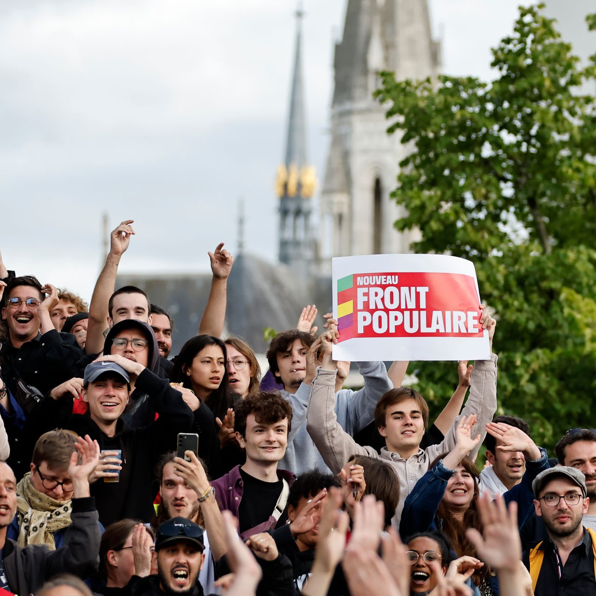Die Anhänger des neuen Linksbündnis freuen sich über den Wahlausgang. - Foto: Jeremias Gonzalez/AP/dpa