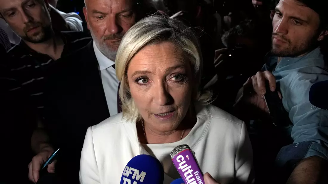 Le Pen plant für die Zukunft. - Bild: Louise Delmotte/AP