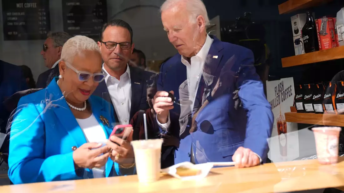 In Pennsylvania präsentierte Biden sich Seite an Seite mit politischen Verbündeten aus dem Bundesstaat. - Bild: Manuel Balce Ceneta/AP/dpa