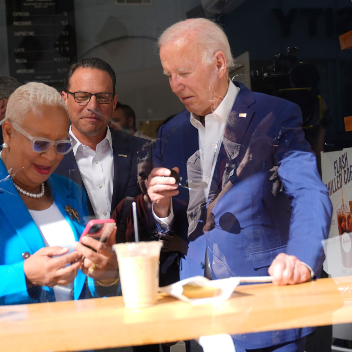 In Pennsylvania präsentierte Biden sich Seite an Seite mit politischen Verbündeten aus dem Bundesstaat. - Foto: Manuel Balce Ceneta/AP/dpa