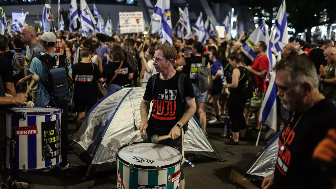 Tausende Israelis wollen, dass endlich ein Geiselabkommen gelingt.  - Bild: Ilia Yefimovi/dpa